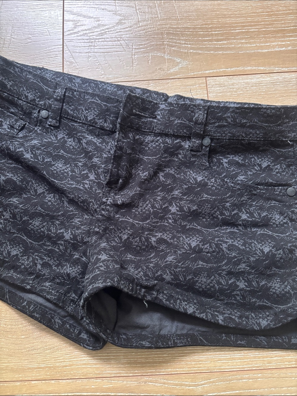 Hurley Black Patterned New Shorts - Picture 4 of 10